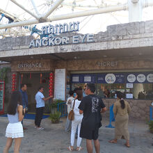 観覧車の案内所。スタッフの制服には日の丸も掲示されている