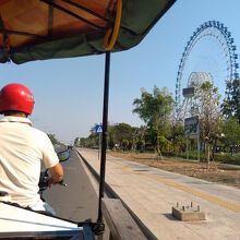 アンコール・アイまではチャーターしたトゥクトゥクで訪れた