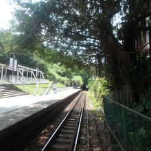 無人駅ながらICカード対応の改札機が設置されている