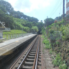 八斗子駅へはこの先のトンネルをくぐって行く