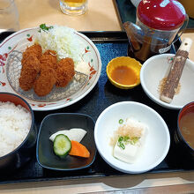 牡蠣フライの定食をオーダー