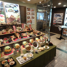 店の入口には多種の食品サンプルが飾られている