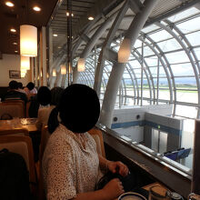 窓側の席からは滑走路が良く見える