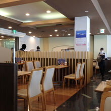 店内は広いが、やはり滑走路が見える窓側がオススメ