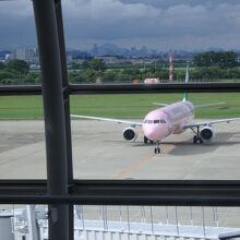 折り返し私たちが搭乗する飛行機を店内から眺める