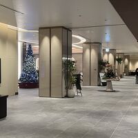 シンプルながら洗練されたロビー