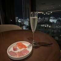 ラウンジのナイトキャップでは、沖縄の夜景を見ながらゆったりと