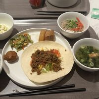 沖縄料理が充実、ライブキッチンもあります。