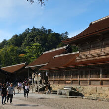 本殿前はまっすぐ