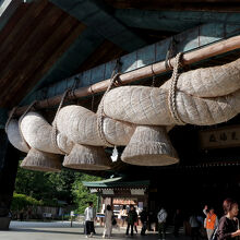 神楽殿の巨大な注連縄