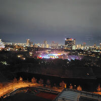 6階のバーから眺めるライトアップされた大阪城