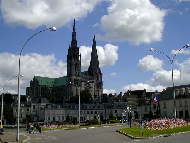 シャルトル : <br />パリのモンパルナス駅から列車に乗って、穀倉地帯のボース平野のほぼ中央に位置しているシャルトルにあり、世界遺産に登録されているシャルトルの大聖堂に行きました。<br /><br />Chartres : <br />By taking a train from Paris Gare Montparnasse, I went to the Cathedral of Chartres (la Cath&#233;drale de Chartres), which is listed in the World Heritage List (la Liste du patrimoine mondial), and is in Chartres, located about the centre of Beauce Plains, a grain belt.