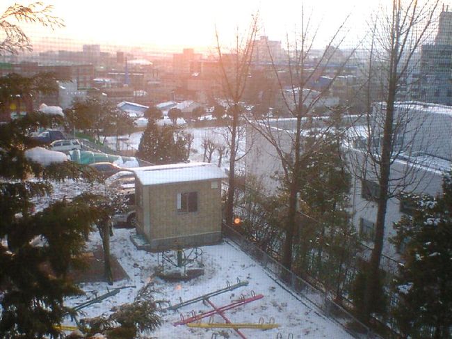 今年初めての大雪?に子供たちは大喜び？<br />最初は窓の外から見てただけだったんですが、、