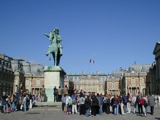 ヴェルサイユ宮殿 (ベルサイユ宮殿) : <br />世界遺産に登録されているヴェルサイユ宮殿と庭園にはパリの RER (地区快速電車網) のＣ線に乗って行きました。<br /><br />Le ch&amp;acirc;teau de Versailles (The Palace of Versailles) : <br />I went to the palace and park of Versailles, which are listed in the World Heritage List (la Liste du patrimoine mondial), by taking line C of Paris RER (R&#233;seau Express R&#233;gional).