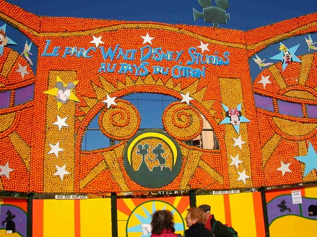 今年は７１回目を迎えるマントンのレモン祭り。今年はディズニーがテーマだそうで、地元の幼稚園児もたくさん見に来ていました。