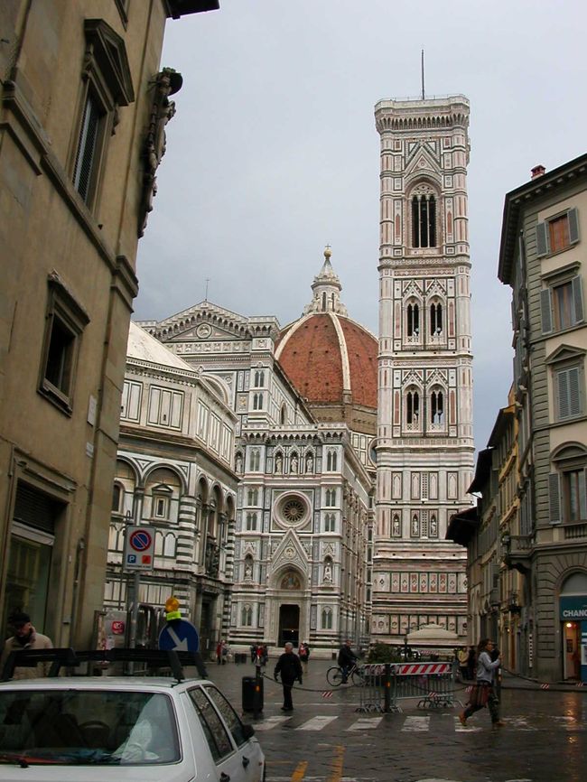 ドゥオーモ（大聖堂）、鐘楼、洗礼堂、イタリアの古い町には必ず中心部にこの３つがセットになっています。フィレンツェの大聖堂は白、ピンク、グリーンなどの大理石で作られたとっても女性的な美しい大聖堂です。