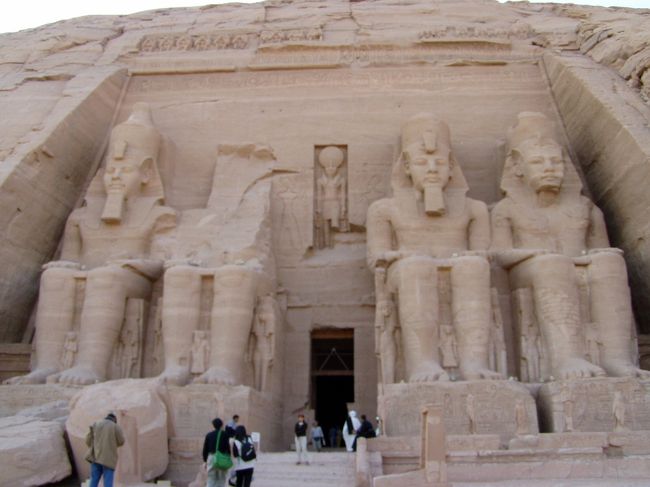 ユネスコによる移設や差し込む太陽の光の話など、エピソードにはこと欠かない、誰もを感動させる世界遺産・アブシンベル神殿です。夜の音と光のショウもとてもすばらしかったです（但し夜はとても寒いので重装備が必要）。キッチンスタジアムの鉄人の登場場面は、これにならったのではないかと思いました。エジプトに行ったら、遠いですが、必ず訪れるべきです。できれば一泊をおすすめします。他にカイロやルクソールの写真もご覧ください。