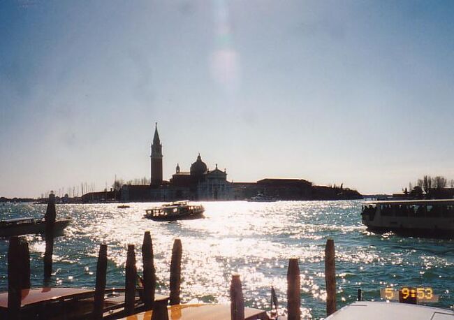 イタリアといえば、遺跡のイメージがある私。ベネチアは水。とっても素敵な町並み…