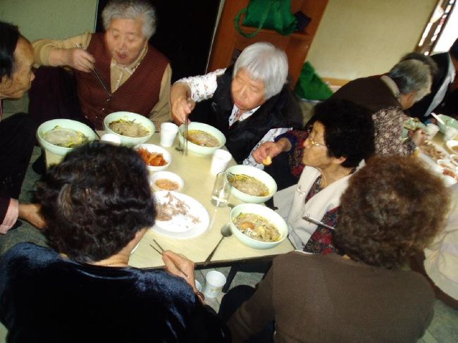 月に一回、在韓の日本婦人の先輩達と、老人亭で、奉仕をしてます。(訓読をして差し上げ、食事をご馳走するので、”訓読会”と言ってます。