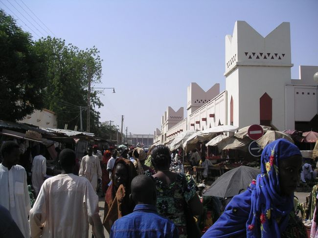 Ndjamena のみしか見れなかったのが残念。砂埃だらけ。腐りきった役人（国境・空港で賄賂要求等。赤道ギニア・ギニアほど強圧的ではない）。