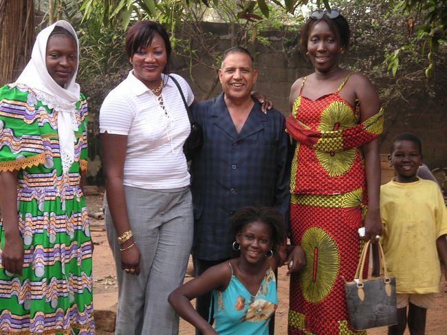 Bangui<br />飛行機で一緒になったドバイ在住パキ人ビジネスマンとCAR在住のその親戚(H氏)に親切にしてもらう。去年あったクーデタ未遂のためか日本大使館は閉鎖。空港はすべての職員が軍服でびっくり。街中も軍人が多くて写真をとる気にならない。おそらく何もない首都世界ベスト10に入る小さな町。パキ人は、税関やイエローカード不所持で賄賂・罰金、言い換えればすべてが金で片付きそう。アフリカは、どこもそうだが、商売は基本的に中国系とアラブ系(レバノン人)の独占。新参パキ人商人と、ライバル店に行き品揃えや値札の偵察に同行。H氏宅には現地人妻(パキスタンにも妻子あり)やその親戚・養子等20人くらいが生活。H氏の紹介で泊まったホテルは厭世的イスラエル人経営。ハイチのアリスティド大統領も一時亡命(?)した不思議な国。バンギしか見れなかったのが残念。