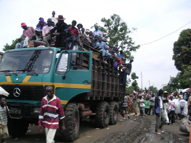 Brazzaville, PointNoire<br />キンシャサからコンゴ川を渡りブラザビルへ。タクシー運転手が冒険的で、いろいろな場所(Ninjaの支配地域、下町Potopoto等)に連れて行ってくれたので楽しめた。反乱軍の攻撃からだいぶたっているのに、鉄道は不通のまま。街中のビルも攻撃のあと。軍人も多いがピリピリした感じはない。国内線飛行機で大西洋側のポワンノワールまで移動。PNはブラザよりも国際線が多く、白人もちらほら。とんでもなく太い木材を大きなトラックが運んでいた。
