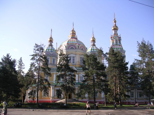 Almaty(Almaata in Russian): カザフ一の大都市アルマティは、本当に国際色豊か。わずか数日の滞在で、ウズベク人・タジク人など近隣諸国のみならず、アゼルバイジャン、タタルスタン、チェチェン、クルド、ウイグル・・・様々な人種に出会った。中央アジアの他の大きな街同様、ロシア人も多く、ロシア正教の教会もあり、イスラム色は薄い。<br /><br />*カザフスタン・アルマティの日本人墓地<br />いち日本人として、アルマティでは必ず訪問したい場所があった。それは、ガイドブック（旅行人「シルクロード」編）に小さく取上げられていた「日本人墓地」だ。<br /> <br />日本から遠く離れたカザフスタンに何故日本人墓地があるのか。ここにはスターリン時代シベリアで抑留された日本人のうち約５万人はカザフまで連行され、過酷な強制労働に従事し、その一部は日本に帰ることなくこの地に眠っているのだ。<br /> <br />中央市場前のタクシー運ちゃんがたむろしているところで聞いてみる。「Do you know the Japananese Cemetery?」。ガイドブックの小さな写真を見せるが運転手らは良く知らないようだ。地図を見せて大体の位置を示すと、一人の運転手が、料金を提示してきた。私のメモに書かれた数字は、往復で「９００」テンゲ（約１２００円）。６００Tgに負けさせて、出発だ。<br /> <br />運転手は、イスラム教徒のアリ。なんとクルド人だ。どういう経緯で中近東からここまできたのか、カザフ語もロシア語もクルド語もわからない私にはそこまで知ることはできなかった。アリに限らず、町で出会う人やタクシー運転手は、カザフ人・キルギス人・タジク人・ウイグル人・ウズベク人・タタール人・チェチェン人と本当に国際色豊かだ。これは、一見ロシア風で味気ないこアルマティに、中央アジア各地から西へ東へ人や物が行き来していることの証であり、この町が現在でもシルクロードの要衝であることを実感させられる。<br /> <br />大きな道を10分くらい北に走ったところで、アリは地元の人に道を尋ね、狭い未舗装の道を進んでいき、車を止めた。そして、ロシア語・英語・日本語が併記された日本人埋葬地であることを示す石碑のところに私を連れて行った。日本語は現地の石工がみようみまねで掘ったのだろうか、醜く歪み判読不可能な文字が、悲哀を誘う。その石碑の奥に墓標もない墓石が西洋風に100基ほど並べられている。<br /> <br />近所に墓守がいるのか、草は綺麗に刈られて管理されている様子だが、花を添えに来る人もないようで、寂しい限りだ。すぐ隣は、ソ連にとって日本同様敵国人であったドイツ人の墓地があった。静寂のなかしばし佇んだ後、神妙な気持ちで、墓地を後にした。<br /> <br />