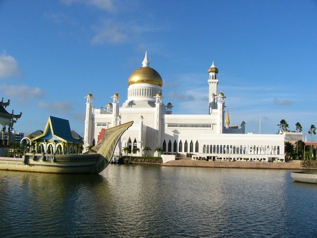 (Ferry from KotaKinabaru, Lababanjo(sp?)) Bandar Seri Begawan<br />マレーシア航空のマイレージで週末旅行。国境マニアなので、わざわざコタキナ(マレーシア）IN、BSB OUTにする。文化的にはマレー圏、イスラムの戒律は東南アジアではおそらくもっとも厳格。イギリスからマレーシアが独立するときに唯一イギリス領として留り、のちに単独で独立国となる。石油資源により一人あたりのGDPの高いことや無税国歌であることをみると、この選択は経済的には吉とでたのではないか。住居・店舗・学校・病院・モスクそして電気水道ガス完備の水上群落をボートで見て回るのが非常に楽しかった。通貨ブルネイドルはシンガポールドルと1:1で連動。Brunei is a tiny oil rich islamic sultanate in Borneo island. It is tax-free and no beggers are found thoghout the country. Although it is not popular vacation destination, I was quite impressed by visiting Kampong Ayer, a centuries-old collection of 28 water villages built on stilts in the Brunei River. Around 30,000 people live in this area, which is a strange mix of modern and ancient. <br />