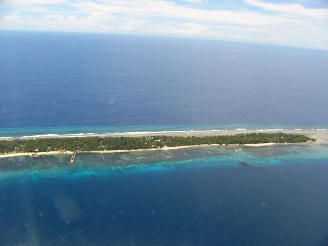 Majuro, コンチネンタルの「各駅」停車はGuamからHonoluluまでの間、Phonpei, Chuuk, Kosrae, Kwajaleenを経て漸くMajuroに着く。マーシャルアイランズはほとんど産業のない珊瑚礁で、米軍基地の租借料等、経済的には米国に依存しきっている。水爆実験の被害で有名なBikini島もこの国。基本的に長細い珊瑚礁の島に道が一本だけなので、迷うことなくミニバスに乗れる。道の両側が海というのはかくも気持ちの良いことだと今まで知らなかった。物価は高く、USドル欲しさにフィジーやフィリピンその他からの出稼人にもあう。