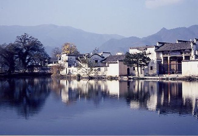 墨絵の風景で有名な黄山のまわりの街々の紹介。黄山その物の写真はありませんが、最近、世界遺産に指定された宏村や歙県(きゅうけん)、 屯渓(硯、墨で有名)の写真です。