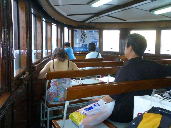 香港を訪れた人は、ビクトリアハーバーで隔てられた香港島とカオルーンの間を何度か往復することになる。<br /><br />地下鉄に乗れば、海底の下という意識もないままにあっけなく渡れてしまうのだが、一度スターフェリーを使ってみることをお勧めする。料金はたったのＨ＄２、つまり約30円で、ちょっとした遊覧船気分が味わえる。夜なら素晴らしい夜景が見える。<br />乗り方も実に簡単、地下鉄に乗るのとほとんど同じだ。<br /><br />カオルーン側の超高級ホテルペニンシュラに泊まっている客は、ホテルからちょっと歩いてこのスターフェリーに乗り、香港島側へわたり、ショッピングや食事を楽しみ、また夜景を見ながらスターフェリーで帰ることができるのだから、素晴らしいことである。<br />