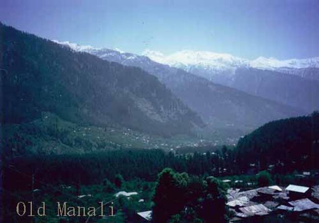 　私達の活動、生活拠点である北インド、ヒマーチャル・プラディッシュ州マナリはデリーの北約５７０Kmにあり、州の名前（ヒマーチャルとはサンスクリット語の『ヒマ・雪』『アチャル・動かざるもの、山』）の通り万年雪を戴いた山々に囲まれた風光明媚なヒマラヤの山村です。 <br />　スピティ渓谷への旅行はマナリよりチベット国境方面へ富士山より高い峠（ロータンパス3,980m、クンザンパス4,551m）を二つ越えヒンドゥー文化圏からチベット文化圏へと旅をします。<br />　車はロータン・パスを越えInner Himalayan Rangeラホール渓谷（トライバル・エリア）へと入ります。<br />　このラホール渓谷は東側クンザン・パス迄の間約８０KMは豪雪地帯の為集落はなく、夏の間だけ羊飼いやトレッカー等に物資や食事の供給をする山小屋が、３ケ所あるだけの５〜６０００Mの山々に囲まれたエリアです。ここの南側はヒマラヤ山脈最大の雪渓（バラ・シグリ氷河）の北端にあたり、車窓から見る山々の姿は圧巻です。<br />　クンザンパス、この峠は川だけでなく、民族的な分水嶺でもありこの峠から東側がチベット文化圏のエリアです。この先今までの「人・景色・風等」総てがかわります。マナリの人々は“インド・ア−リア属系”ですが、スピティの人々は私達日本人と同じ“モンゴロイド属系”で、どこか懐かしい感じになります。この変化は私達日本人にとって、とても不思議な感じがします。<br />　ここの山々は今までの沿道に比べ穏やかな姿をしています。<br />　沿道は乾燥し、荒涼とした大地が続きますが、集落に近付くと灌漑が施された畑の緑が眼に眩しく何故か“ホッ”とします。<br />　第一の目的地であるタボ村は、チベットで広大な勢力を誇っていたグゲ王朝時代の最も西側にある地域で、ここの寺院は高僧リンチェン・サンポにより９９６年に建立された寺院です。<br />　国境により中国の文化大革命の破壊から守られた、見事な曼陀羅やカシミール様式の壁画、諸尊が整然と祀られています。<br /> またこのお寺には付属の宿泊施設や、チベット仏教関連の書籍が充実したライブラリーが完備しており、夏の間長期滞在してスピティの文化を研究している方もいます。