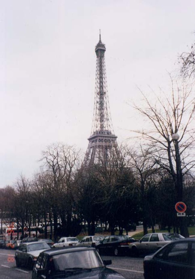 卒業旅行で初めての海外旅行(それまでは国内一辺倒でした)で、<br />バックパック背負ってヨーロッパをさまよいました。<br />パリを行き当たりばったりでお散歩した時の写真です。<br />