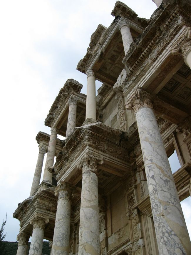 古代遺跡都市エフェソス。円形劇場や図書館、神殿や浴場などがしっかり残っていて圧倒されます。当時の高い文明にただただ感嘆します。エフェソスは遺跡の中で最も印象深かったところです。