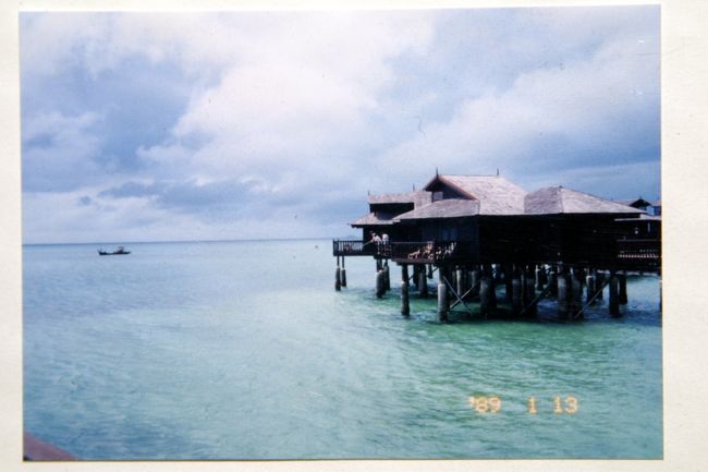 アジアの海は、江ノ島（神奈川県）しか知らない。そこで、マレーシアの海へ行った。<br />いや、正直に言えば、水上コテージとやらで一度は寝てみたかったのである。<br />だが、セイシェルやモーリシャスなどのインド洋は遠い。そこで調べた結果、マレーシアのパンコール・ラウという島に水上コテージがあると知ったのだ。<br /><br />江ノ島よりも広いようだが、宿泊場所は「Pangkor Laut Resort」しかない。<br />しかし、イタリアのテノール歌手であるルチアーノ・パバロッティーが長期滞在した処とのことである。<br />特にオペラには興味はないが、著名人が滞在した処ならば綺麗な場所であろうと思ったのだ。<br /><br />行ったのは１９9５年。今やマレーシアのランドマークとなった、ペトロナス石油会社のビルであるペトロナス・ツインタワーが建設中であった。<br /><br />なお、これも写真をデジカメで撮り直したものであり、不鮮明であることをお詫びします。また、カメラの故障により写真の日時が１９８９年となってしまっていた。