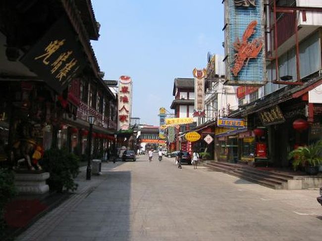 【場所】南京<br />　　　　江蘇省の省都。上海から西に約300km。<br /><br />【見所】＜市内＞<br /><br />　　　　１．新街口<br />　　　　　　南京一の繁華街（夜景）。<br />　　　　　　デパートがたくさんあり、町並みもきれい。<br /><br />　　　　２．夫子廟（フーズーミアオ）<br />　　　　　　南京の浅草と言った様子の下町。<br /><br />【食事】晩晴楼（ワンチンロウ）<br />        ガイドブックに載っていたこのレストランに行ってみた。<br />        小皿で食べる郷土料理のフルコースを食べた。小皿の数がすごい！<br /><br />　　　　新街口のレストラン<br />　　　　レストランの名前を控えなかったが、味良く、安く、店員の感じも<br />　　　　良いレストランだった。写真手前の餃子(韮菜煎餃)は韮がいっぱい<br />　　　　入っていて、なかなか美味しかった。<br /><br />　　　　五目おこげ<br />　　　　中国の有名な料理の一つである什錦鍋巴(五目おこげ)を食べた。<br />　　　　フライにした米にあんかけしたものだが、なかなかいける。<br />　　　　辛いものもあるらしいが、ここ(Hilton)のは辛くなくて良かった。<br /><br />【交通】南京駅（切符の買い方）<br />　　　　南京→上海の列車の切符を事前入手するのに、南京駅を訪れた。<br />　　　　南京駅はのビルはこんなで、切符売り場は、この建物の右階段を登っ<br />　　　　た２階にある。２階にはカウンターがたくさんあるが、上海行きは<br />　　　　右端の方の２、３番カウンターだった。予め用意した希望チケットを<br />　　　　書いたメモを係員に渡して、無事切符が購入できた。<br /><br />　　　　乗車当日は、この建物の左側にあるエスカレーターを登ったところに<br />　　　　ある入口から入り、荷物Ｘ線検査を通って、待合室で待機した。<br />　　　　運行状況表示はこんなのと、列車がどの番線に入るかの情報しかない。<br />　　　　列車発車の１０分前位に、案内(英語での案内も1回あった)があり、<br />　　　　ホームに行き列車に乗り込んだ。列車のトイレは、意外ときれいだった。<br />　　　　上海駅には、定刻に到着した。<br /> 