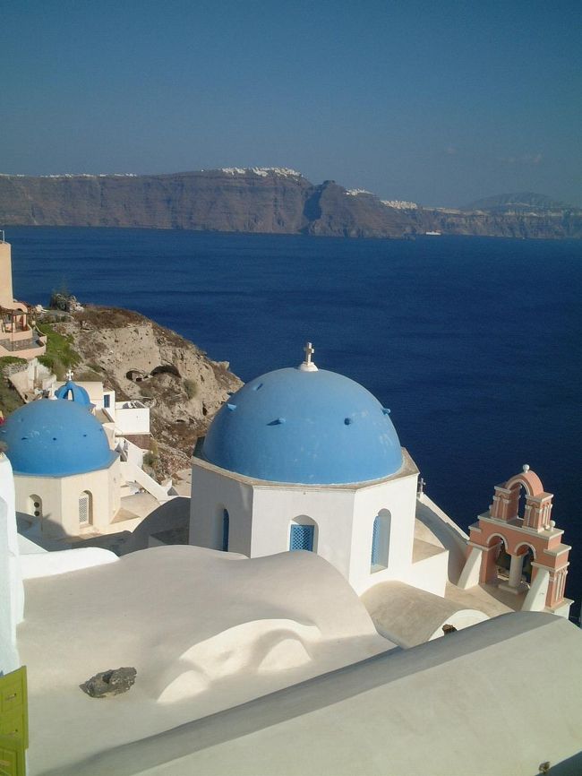 新婚旅行でギリシアに行ってきました。<br />南の島に出かけるというのはありがちなので、ヨーロッパの島へ出かけようという発想で、エーゲ海の島に行ってみました。<br />青い屋根の教会が有名な島です。<br />また、海からのびる断崖絶壁に建物が建っているのも特徴的です。<br />ヨーロッパの人々がバカンスに出かけるようです。<br />イタリア行きの飛行機のチェックインカウンターがすごく混んでいたのが印象的です。