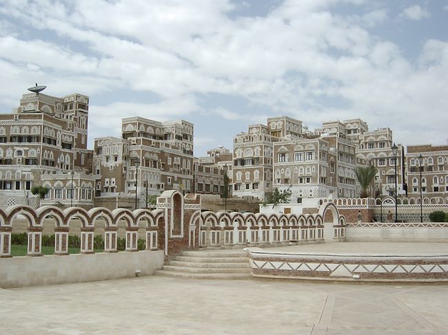 2004年8月にイエメンを訪れた時のものです。<br />まるでタイムマシーンでアラビアンナイトの世界に<br />迷い込んだような気分でした。<br />人々はとても暖かく好奇心旺盛でこちらが心洗われる思いでした。<br />写真は少しずつアップ予定です。