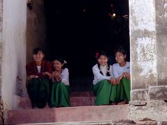 ミャンマーの古都をバスと船で巡る