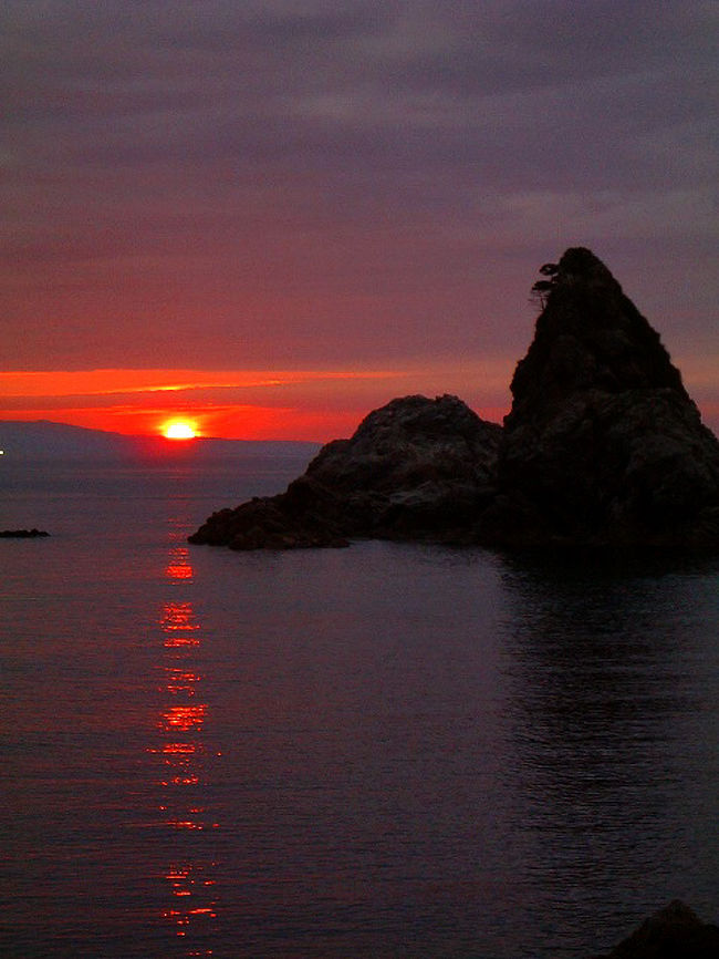 幕末の志士であった頼三樹三郎は、この笹川流れの景観を見て、春夏秋冬、季節毎の顔があり、山から見る笹川流れ、海岸から見る笹川流れ、そして海から見る笹川流れ、それぞれに美しさが有ると称えたと言う。そして、港町としての長い歴史を持つ酒田には江戸時代から続く町民文化が脈々と息づいています。<br />