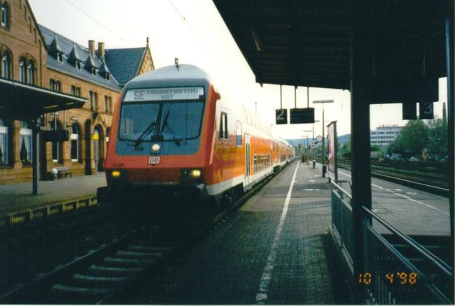 97年から2000年までの3年の間お世話になった場所です。<br /><br />表紙の写真はGelnhausenの駅です。<br />Gelnhausenは、一応メルヘン街道沿いにあり、<br />ハナウから車で30分弱ほどです。<br />町には小さな丘があり、<br />丘の上がり口には魔女の塔がありました。<br />なんてことはない町ですが、小さいながらも何でもあり、<br />フランクフルトにも近く、便利でした。<br /><br />こちらヘッセンの人は、<br />人懐こい人が多いのがいいところですね。<br /><br /><br />