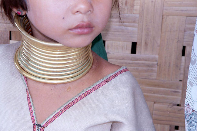 タイの北部の山岳地帯に住む、少数民族のうちのパダウン族系の首長族の少女です。<br />首輪が擦れて、かさぶたになっており、ちょっとかわいそうでした。<br /><br />詳細は、「タイ北部山岳少数民族ギャラリー」<br />http://www12.plala.or.jp/siena03/<br />でご覧いただけます。<br />