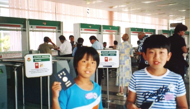 シンガポールからバスでマレーシアへ。国境をバスで初めて渡った子供たち。かなり感動していました！