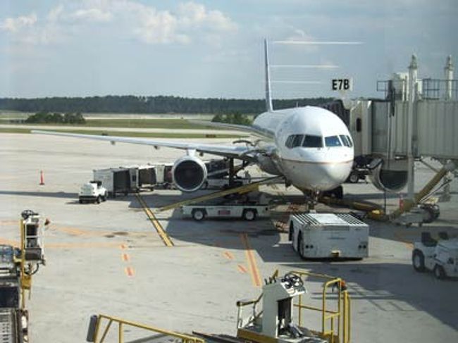 ついに9月20日、日本を出発。<br />これから約半年（予定）の南米の旅に出発。<br />まずは成田からヒューストンへ12時間のフライト。<br />そこでリマ行きに乗り換える。<br /><br />ちなみにヒューストンの空港は、<br />“ジョージ=ブッシュ・インターコンチネンタル空港”という。<br />政界と航空業界との、黒い癒着を匂わせる名前。<br />（ホントのところは知らないが…）<br />日本でいうと“田中角栄・ロッキード国際空港”が、<br />地元の新潟にあったりする感じか…。