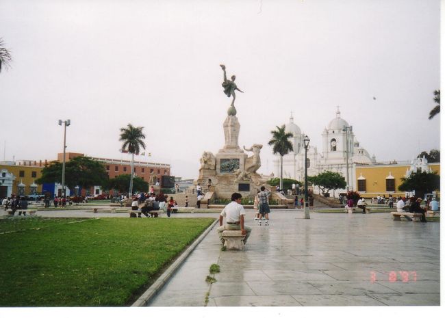 (LAX) Lima, Trujillo, Chiclayo (Equador)<br />チャンチャン遺跡・Limaの町は警察官が多く治安に問題はなかった。一見のんびりしている地方都市の市場でかぶっている帽子をすられた。