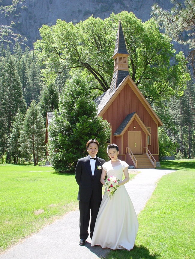 大きな公園の小さな教会で結婚式挙げてきました！