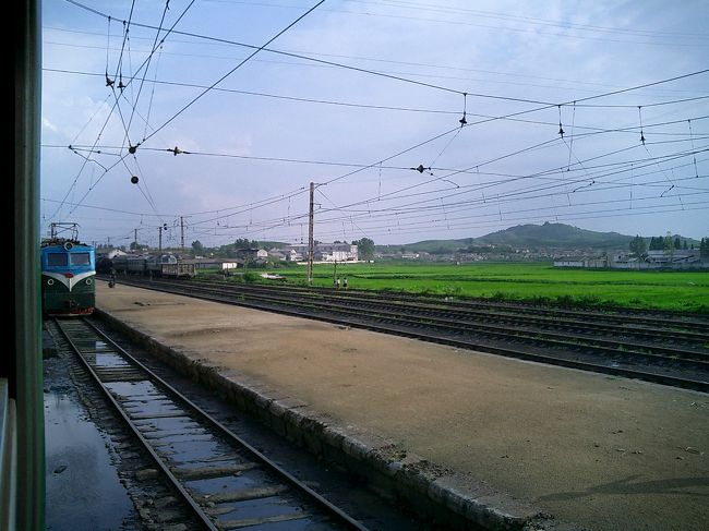 北京から陸路ピョンヤンへひとり旅をしました。<br />寝台で同室になった漢族・朝鮮族のおばちゃんたちとすっかり仲良くなれたおかげで、楽しく思い出深い旅になりました。<br />開発が進んでいない分だけ水や空気が綺麗だったのが印象的でした。