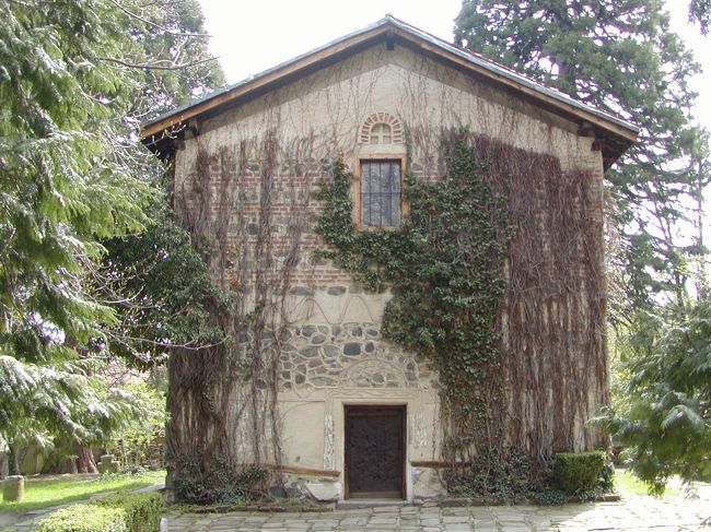 ２００４年４月にルーマニア、ブルガリアへ旅行した際、世界遺産・ボヤナ教会を訪問した時のアルバムです。<br />ボヤナ教会は内部のフレスコ画が世界遺産なのですが、撮影不可のため、ここで公開するのは教会です。<br />旅行記に興味のある方は下記サイトをご覧下さい。<br />http://cassisvanilla.inukubou.com<br />