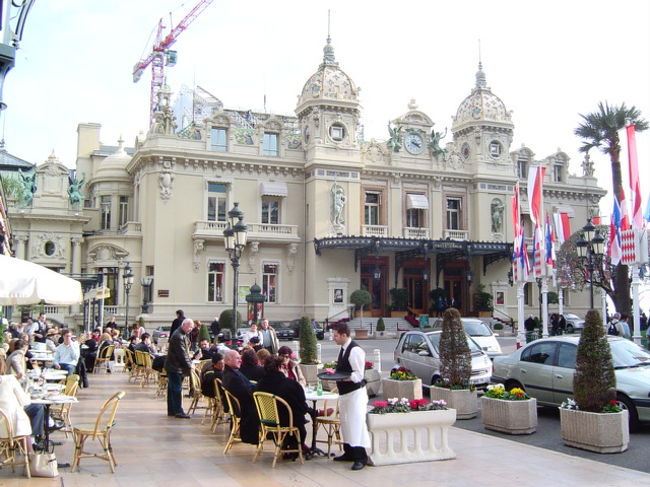 モナコ公国は、バチカン市国に次いで小さな国ですが、カジノがあり、モナコ・グランプリがあり、地中海があり・・・世界に冠たるリゾート大国でもある。<br />