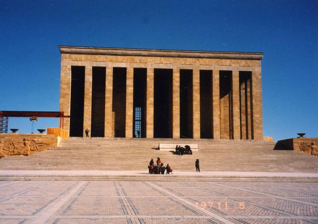 首都アンカラはイスタンブールよりも小さいですが、ケマルアタチュルクはトルコ人の皆が慕っていて、僕にも偉大さが伝わってきました。アンカラではケマルアタチュルク廟、アナトリア考古学博物館、シルクロードの商隊宿、デパートに行きました。残念ながらこれといった見所はなかったです。P.SトルコのタクシーでもA-HAのTAKE ON MEの曲が流れていて嬉しくなりました。